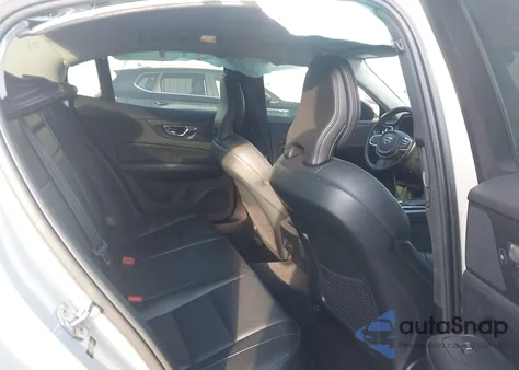 2021 Volvo S60 T5 Momentum z USA, uszkodzony, nr VIN 7JR102TZXMG107825